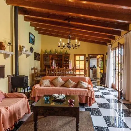 Sleeps 6 With Pool Air Con And Wifi *